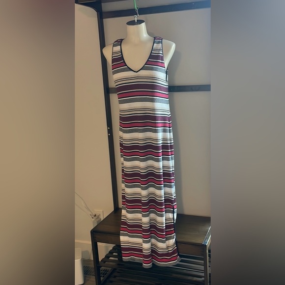 V-necked striped maxi ribbed dress with side slits . - Picture 3 of 6